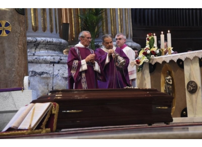 Il cardinale di Bologna Carlo Caffarra celebra i funerali del cardinale Giacomo Biffi