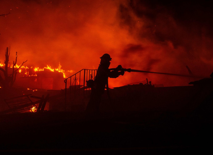 California, pompiere in azione contro un incendio