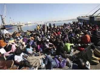 Immigrati, creare una "fascia di sicurezza" in Libia