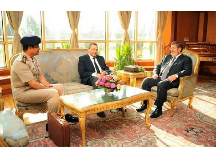 Morsi incontra il generale al Sisi e il premier Qandil