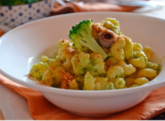Pasta with broccoli and breadcrumbs