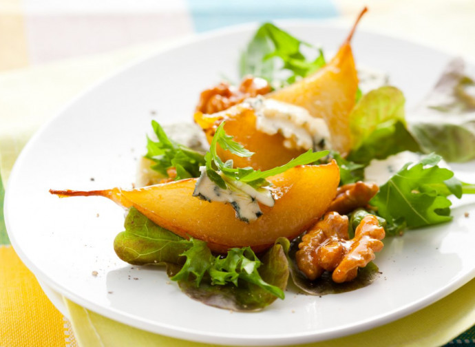 Pear salad with honey and gorgonzola