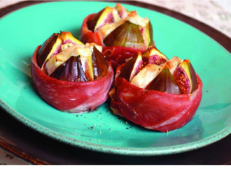 Baked figs with cheese and ham