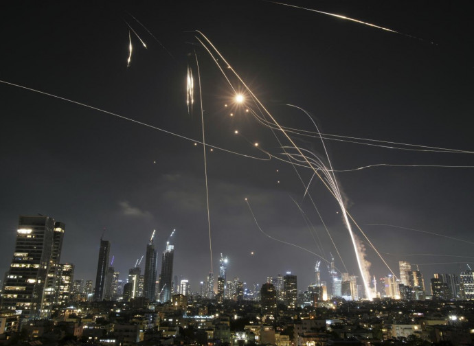 Missiles battle over Tel Aviv (La Presse) Missiles battle over Tel Aviv (La Presse)